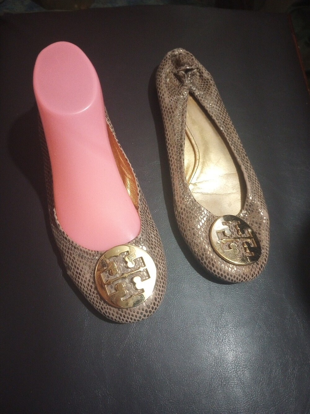 TORY BURCH Reva Nude/Gold Leather Ballet Flats w/ Gold Logo Medallion US 8